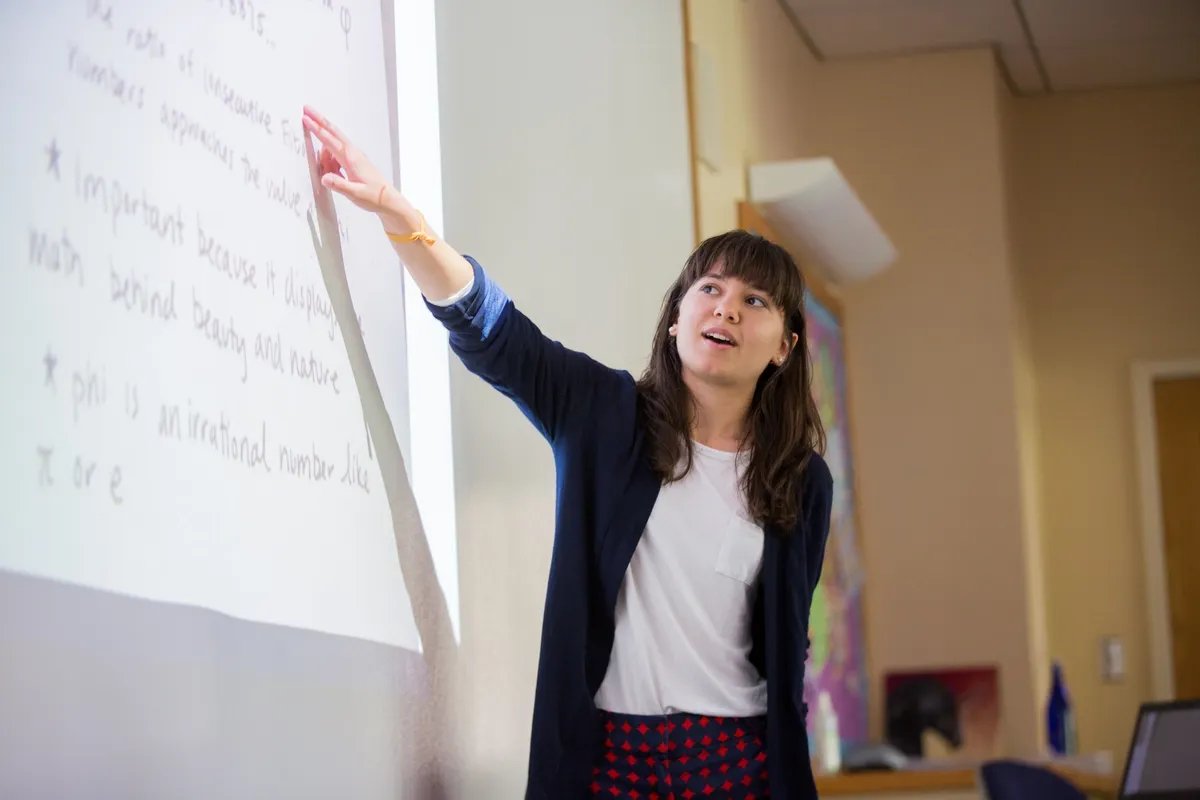 Aluna da Miss Hall's em atividade acadêmica