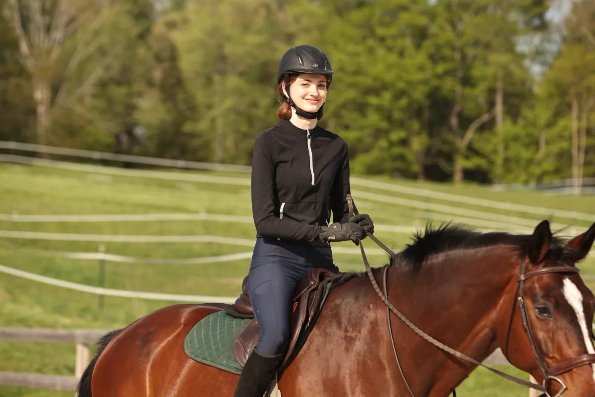 Aluna da Miss Hall's praticando hipismo