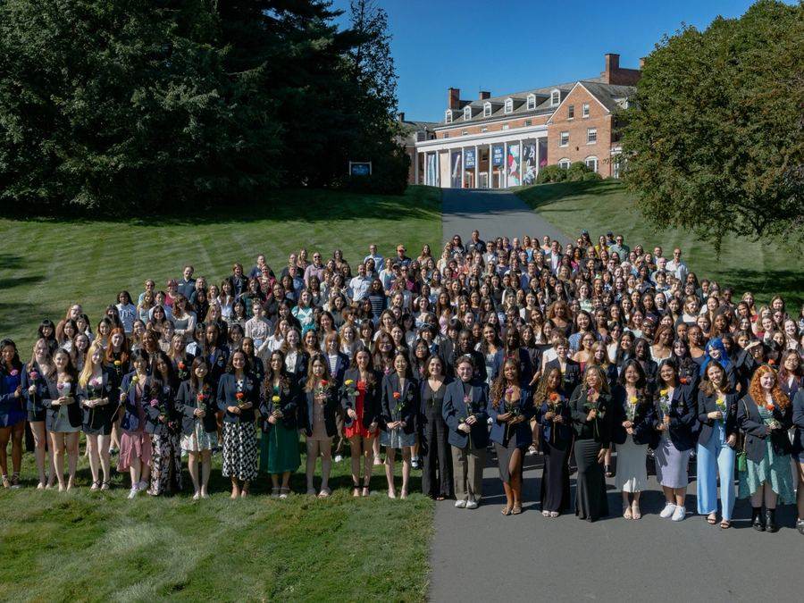 Comunidade da Miss Hall's reunida no gramado, prédio principal ao fundo
